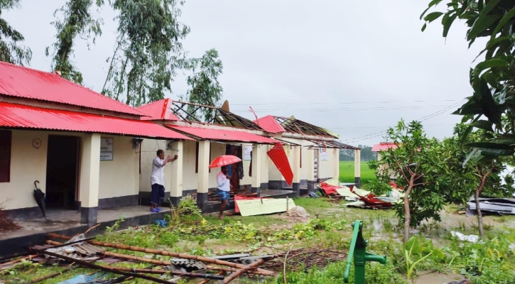 দিনাজপুরে ঘূর্ণিঝড়, আশ্রয়ণের ঘরসহ লণ্ড ভণ্ড কয়েকশ বাড়ি 